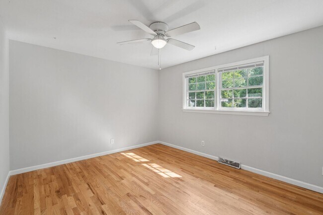 Building Photo - Spacious Single Family Home with Fenced Yard