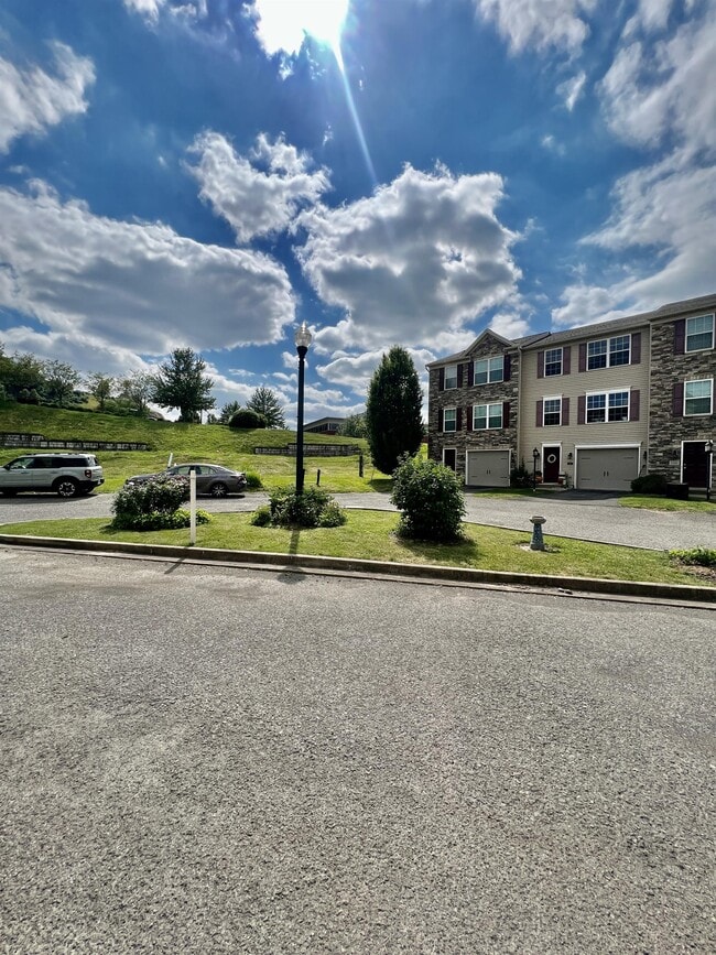 Building Photo - 40 Barrington Ct