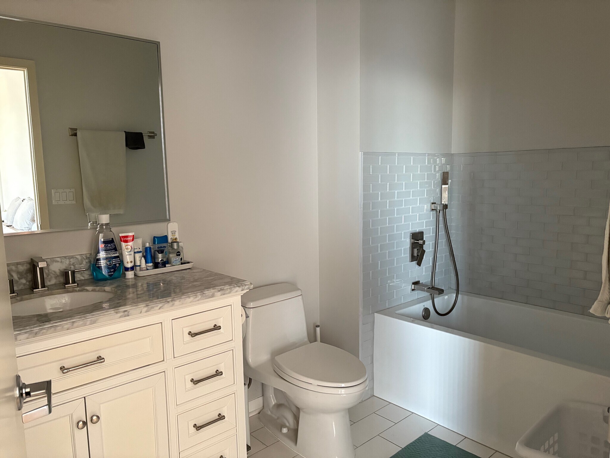 Main Bathroom (En-suite) - 1572 Maple Ave