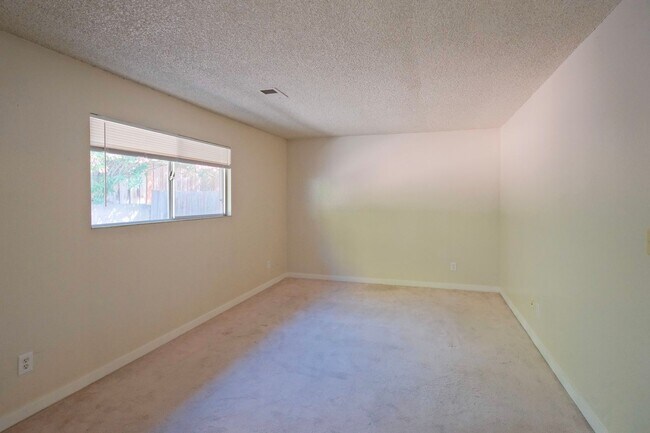 Building Photo - Gorgeous 3 Bedroom, 2 Bath home in great location
