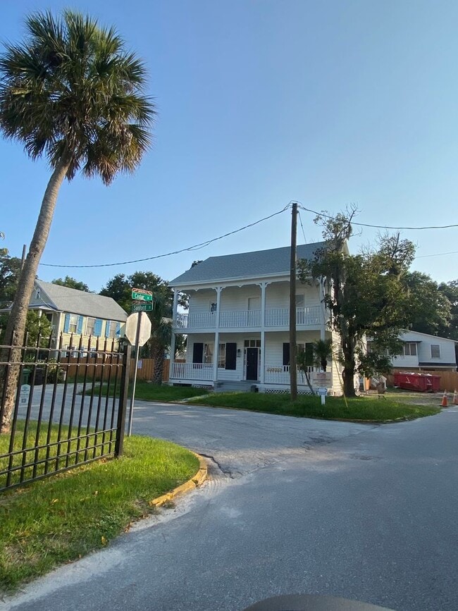 Building Photo - Move in Special. Spacious 3 Bed, 2 Bath First-Floor. Lawn Care Included. Pet Friendly. Flagler Co...