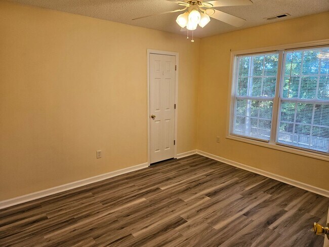 Building Photo - Beautiful 4 bedroom, 2.5 bath home in the ...