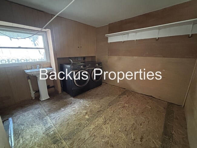 Building Photo - Wonderful two-bedroom home in established neighborhood