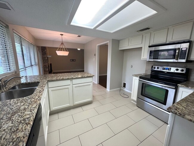 Building Photo - Charming single-story home with 4 bedrooms and 2 bathrooms for rent in neighborhood of Anderson M...