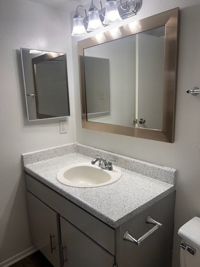 Building Photo - Oak Run Manor Apartments