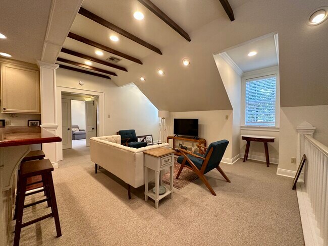 Building Photo - 3027 Chestnut St