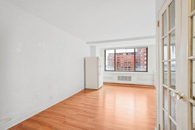 Building Photo - Charming & Bright Studio at River Place North