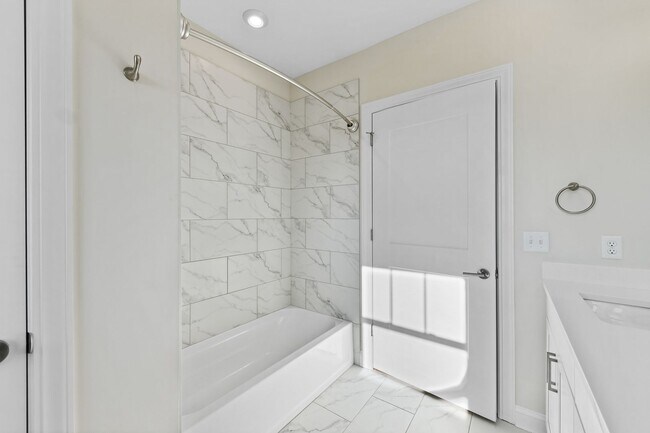 Building Photo - 5233 Highpointe Lakes Dr