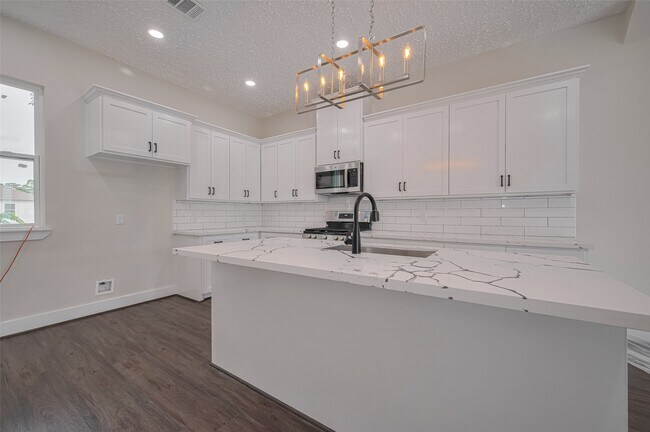 Building Photo - 2206 Hoskins Dr