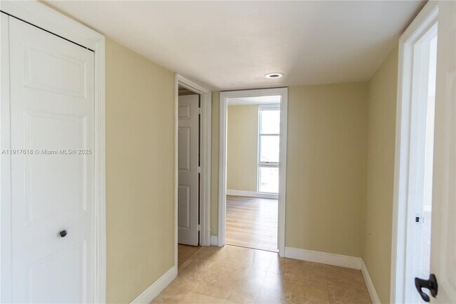 Building Photo - 145 SE 25th Rd