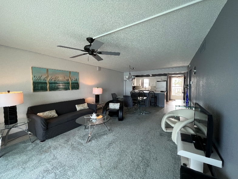 Building Photo - 7910 Sun Island Dr S