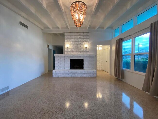 Building Photo - Beautiful 3/2 on Riverside Dr.