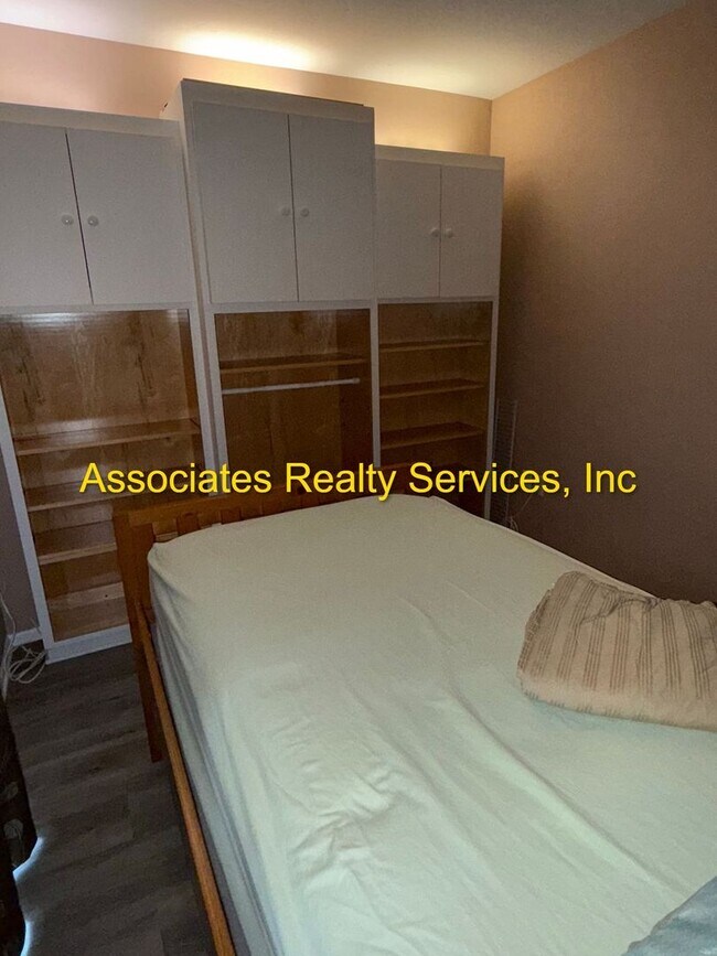 Building Photo - 2-Bedroom Condo with Dual Balconies and PO...