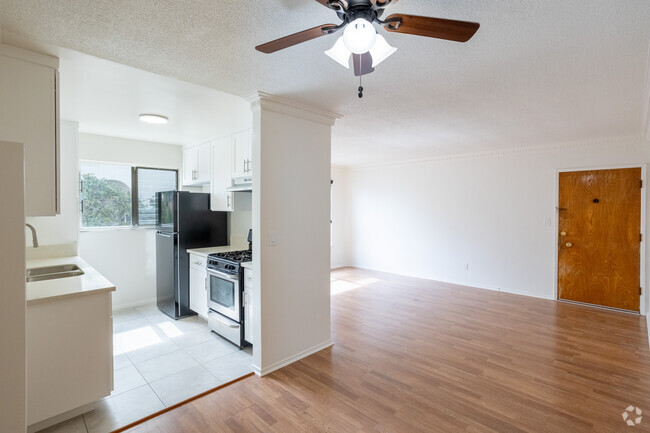 1BR, 1BA - 800SF - Dining Area and Kitchen - 1735 Winona Blvd