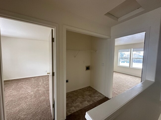 Building Photo - Cozy 2 Bed, 1.5 Bath Town Home!