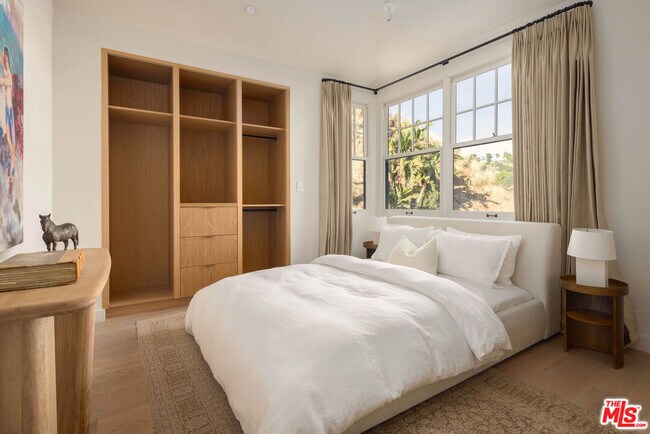 Building Photo - 8673 Hollywood Blvd