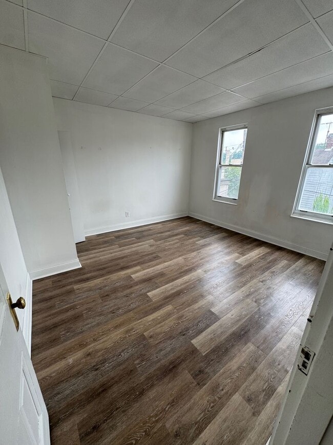Building Photo - 3 Bedroom 1 Bath Minutes Away from the City!
