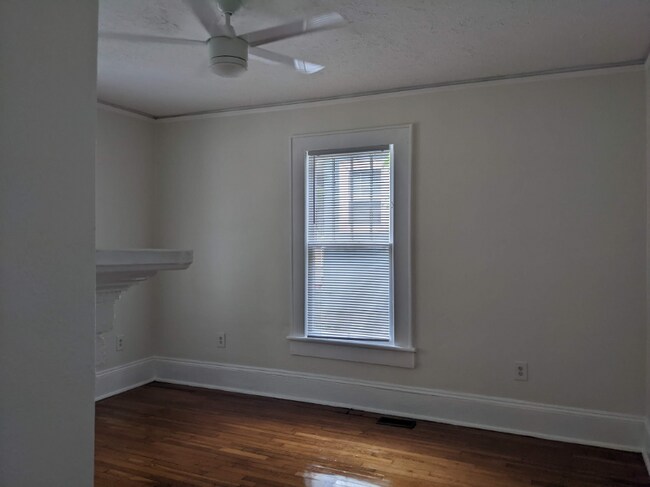 Building Photo - 323 S Hampton Dr