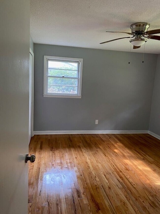Building Photo - Brick Ranch Home in Pine Valley