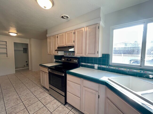 Building Photo - 325 W Center St