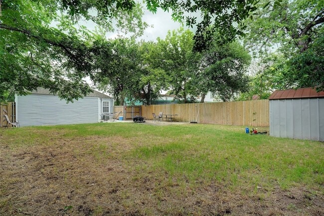 Building Photo - 219 Hartsdale Dr