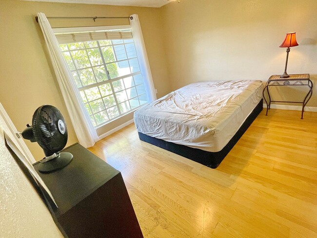 Building Photo - Furnished 2 Bedroom 2 Full Bathroom unit i...