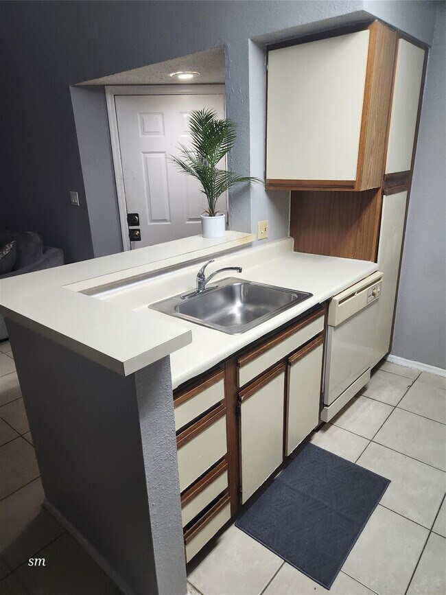 Building Photo - 2866 S University Dr