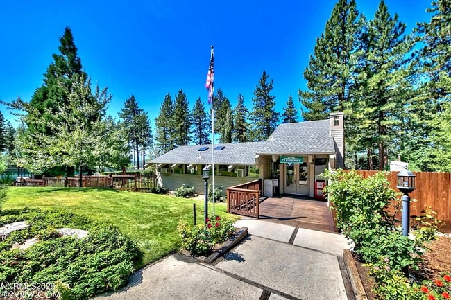 Building Photo - 215 Clubhouse Cir