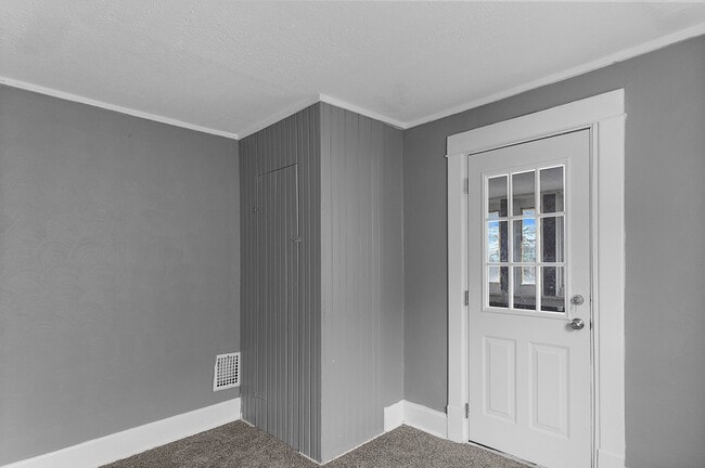 Building Photo - 404 N Bentley Ave