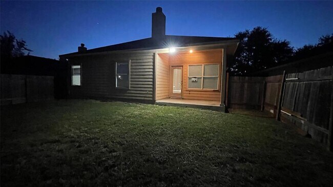Building Photo - 3805 Bronco Bend Loop