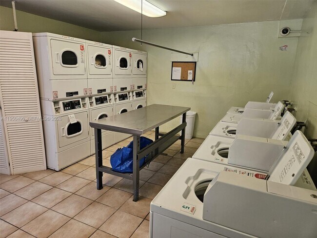 Building Photo - 5660 SW 78th St