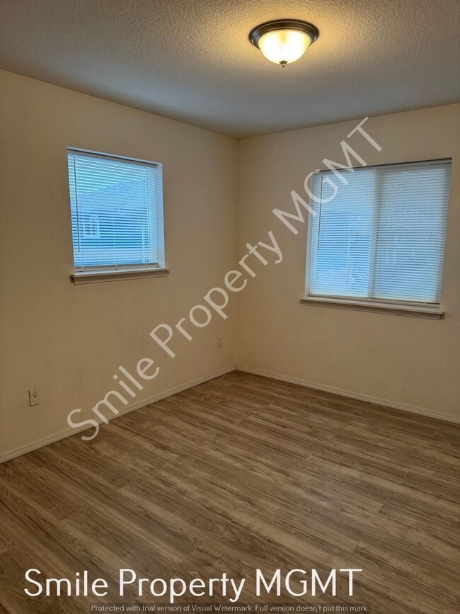 Building Photo - A nice house with 3 beds rooms and 1.5 baths.