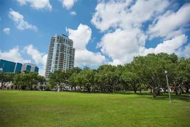 Building Photo - 400 Beach Dr NE