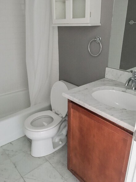 Building Photo - 1636 W Grace St