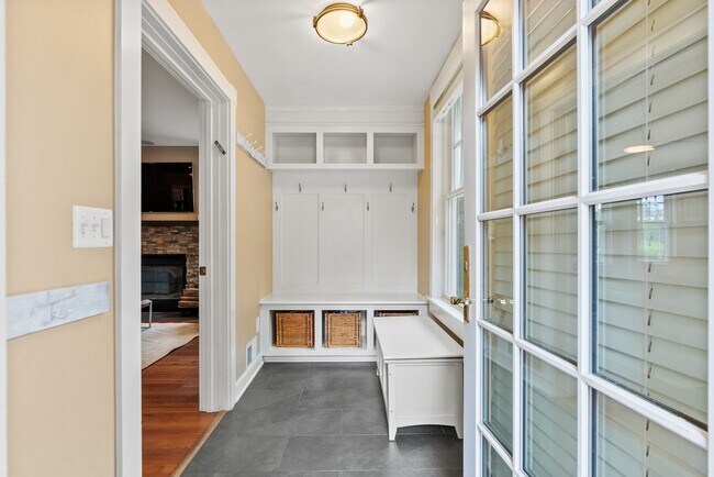 Building Photo - Spacious Kent Home | 6 Bed | 4 Bath | 4,000 Sf | Front Porch + Backyard | Detached 4-Car Garage