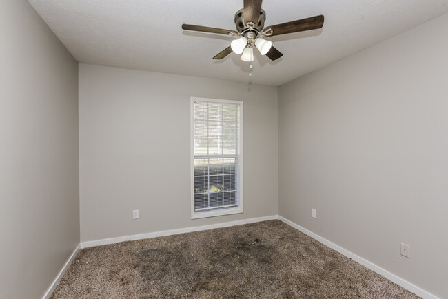 Building Photo - 205 Chestnut Dr