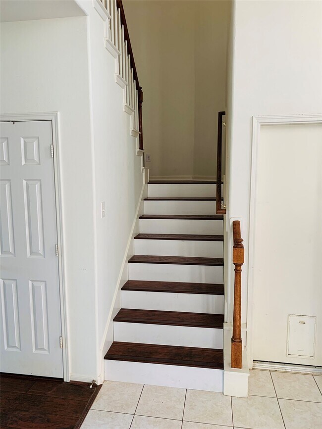 Building Photo - 8846 Gas Light Village Dr