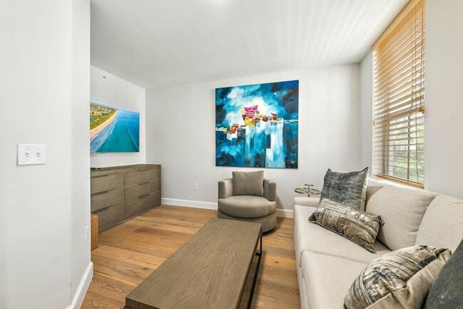 Building Photo - 696 Fern St