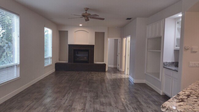 Building Photo - 6121 Lockridge Dr