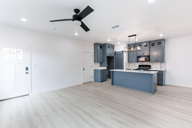 Building Photo - 1704 Elkhart Ave