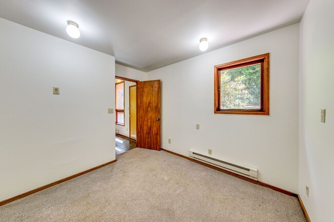 Building Photo - Private 3 Bedroom Home in the Woods