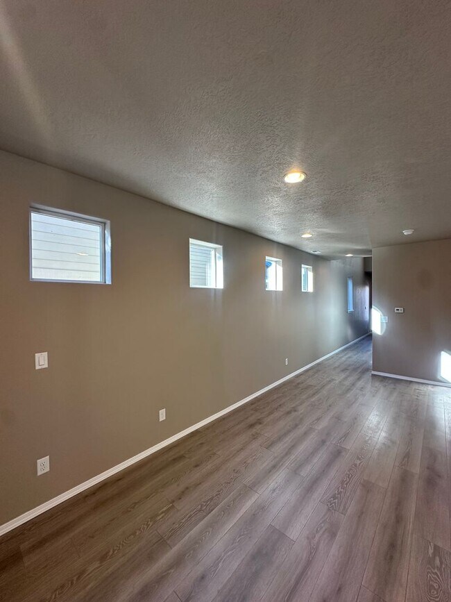 Building Photo - Comfortable Bend Living – 3 Bedroom Home with Spacious Bonus Room!