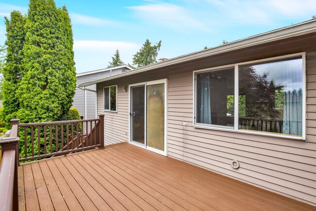 Building Photo - 4 Bedroom 3 Bath Split Level Kirkland