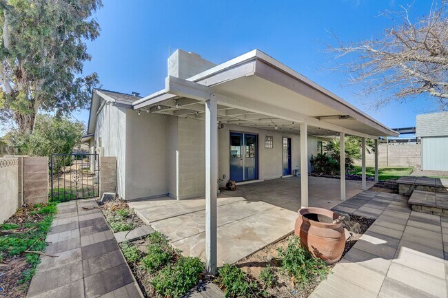 Building Photo - Welcome to this stunning 3-bedroom, 2-bath, single-story home that has been completely renovated ...