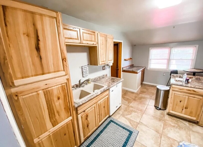 Building Photo - 713 Vest Dr