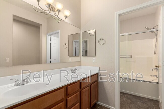 Building Photo - 1225 N 36th St