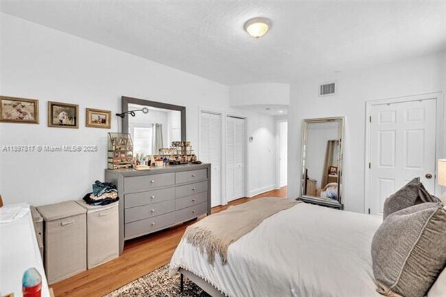 Building Photo - 836 W 40th St