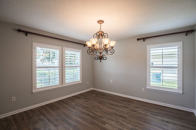 Building Photo - Beautiful 2 story home with fireplace