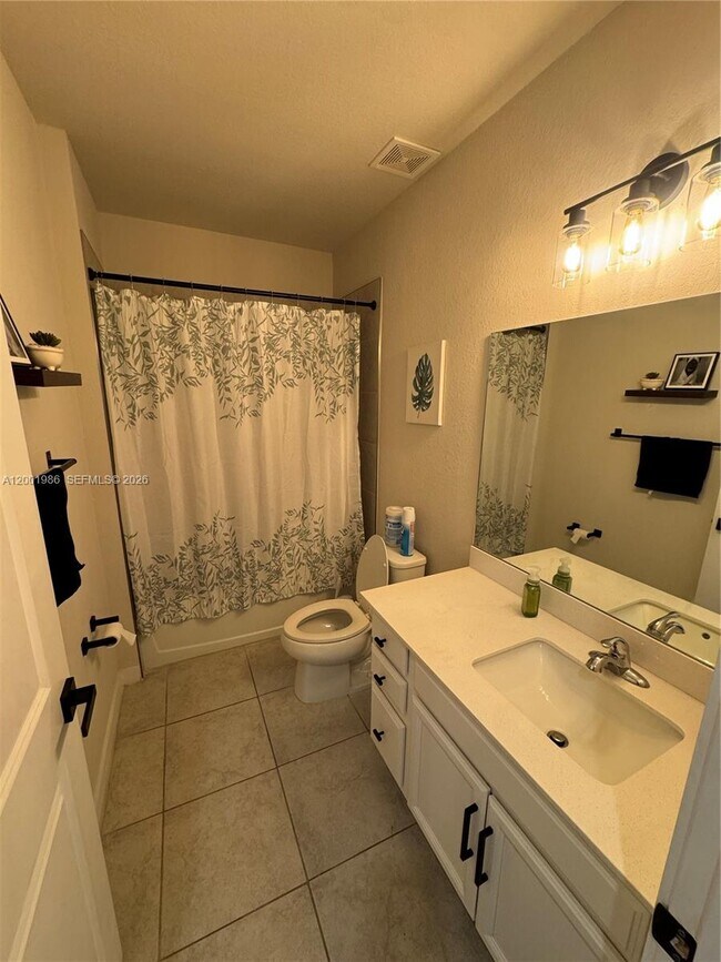 Building Photo - 1009 NW 4th Ter