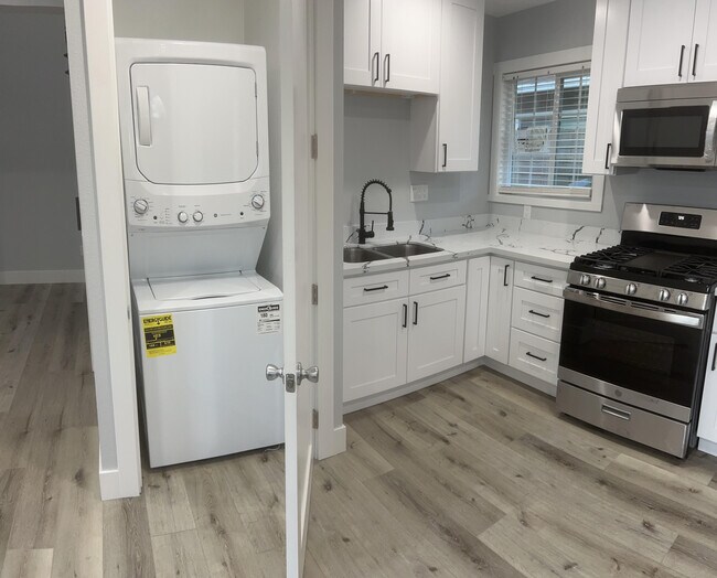 Washer/Dryer - 917 Clemensen Ave